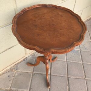 Mesa auxiliar antigua 020