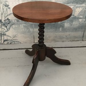 Mesa auxiliar antigua 040