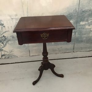 Mesa auxiliar antigua 035