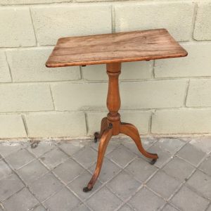 Mesa auxiliar antigua 002