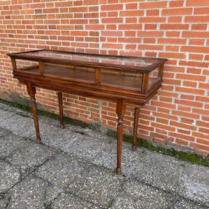 Mesa vitrina clasica 01