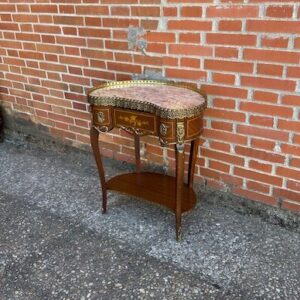 Mesa auxiliar antigua 051